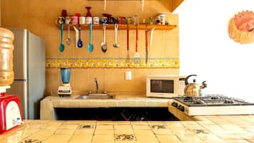 Economy House | Private kitchen | Fridge, microwave, oven, stovetop