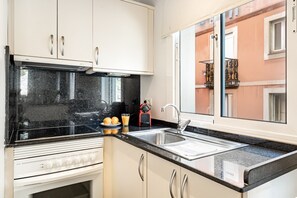 Fridge, microwave, oven, stovetop - BARCELONETA BEACH STUDIO P2 (Barcelona)