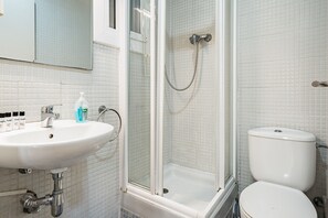 Sèche-cheveux, serviettes fournies