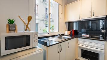 KylskÄp, mikrovÄgsugn, ugn och spishÀll