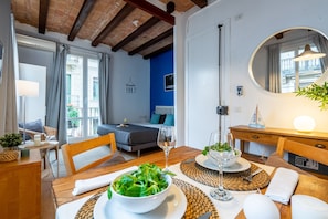 1 habitación, tabla de planchar con plancha, wifi gratis y ropa de cama