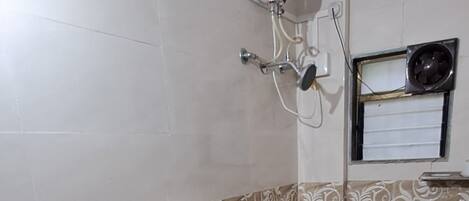 Ducha, bidet, toallas, jabón