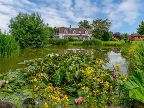 Property grounds - The Owl House - Hot Tub Adventures in Moreton  - Pass the Keys (Moreton)