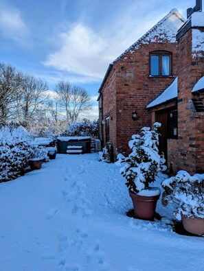 Exterior - The Owl House - Hot Tub Adventures in Moreton  - Pass the Keys (Moreton)