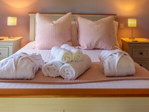 2 bedrooms, iron/ironing board, free WiFi, bed sheets - The Owl House - Hot Tub Adventures in Moreton  - Pass the Keys (Moreton)