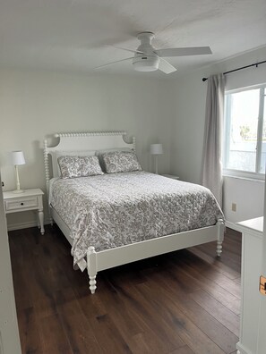2 bedrooms, iron/ironing board, free WiFi, bed sheets - South Island, quiet, relaxing. Bright corner condo, short walk to beach! (Fort Myers Beach)