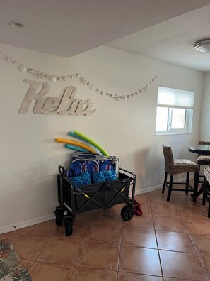 Children’s area - South Island, quiet, relaxing. Bright corner condo, short walk to beach! (Fort Myers Beach)