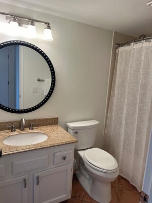 Shower, hair dryer, towels, soap - South Island, quiet, relaxing. Bright corner condo, short walk to beach! (Fort Myers Beach)