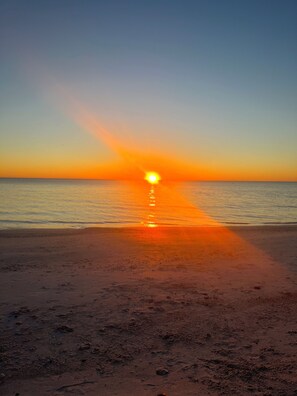 Sun-loungers, beach towels - South Island, quiet, relaxing. Bright corner condo, short walk to beach! (Fort Myers Beach)