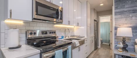 Villa Standard | Cuisinette privée | Réfrigérateur, four à micro-ondes, un four, surface de cuisson