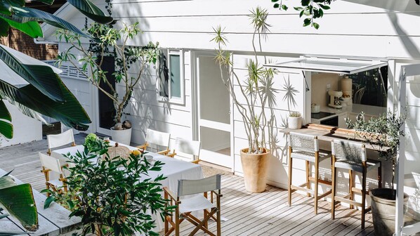 Outdoor dining - House of Wanda with stunning views of the Wanda Wetlands Rainforest Reserve. (Salamander Bay)