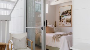 3 bedrooms, desk, iron/ironing board, free WiFi - House of Wanda with stunning views of the Wanda Wetlands Rainforest Reserve. (Salamander Bay)