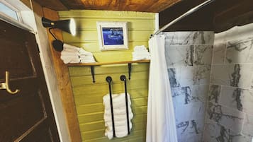 Douche, bidet, serviettes fournies, savon