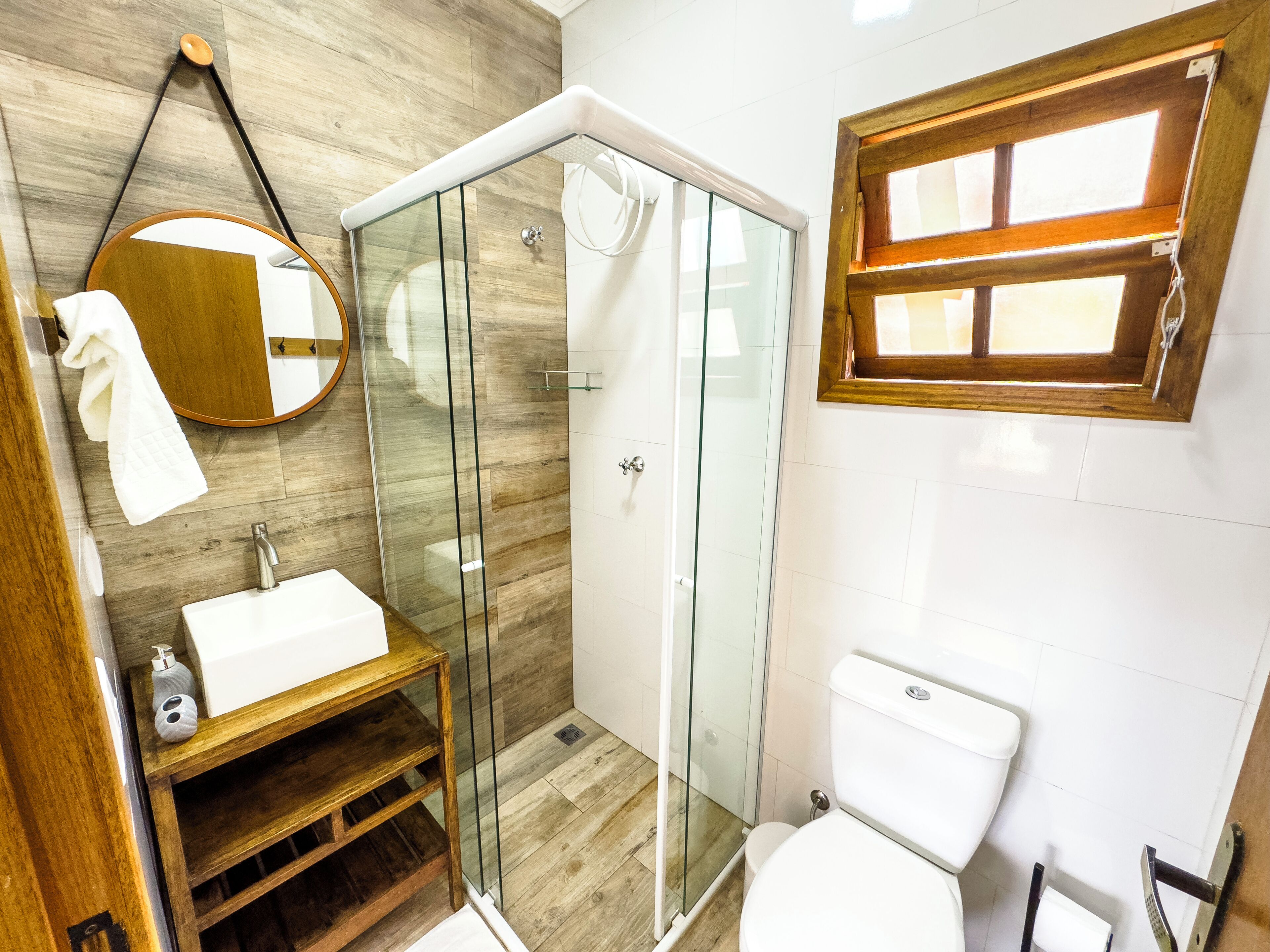 Habitación estándar doble, balcón, vistas al mar | Baño | Ducha, toallas y papel higiénico