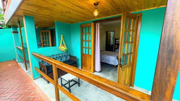 Chambre quadruple familiale, balcon, vue sur la piscine | Accès au Wi-Fi (inclus)