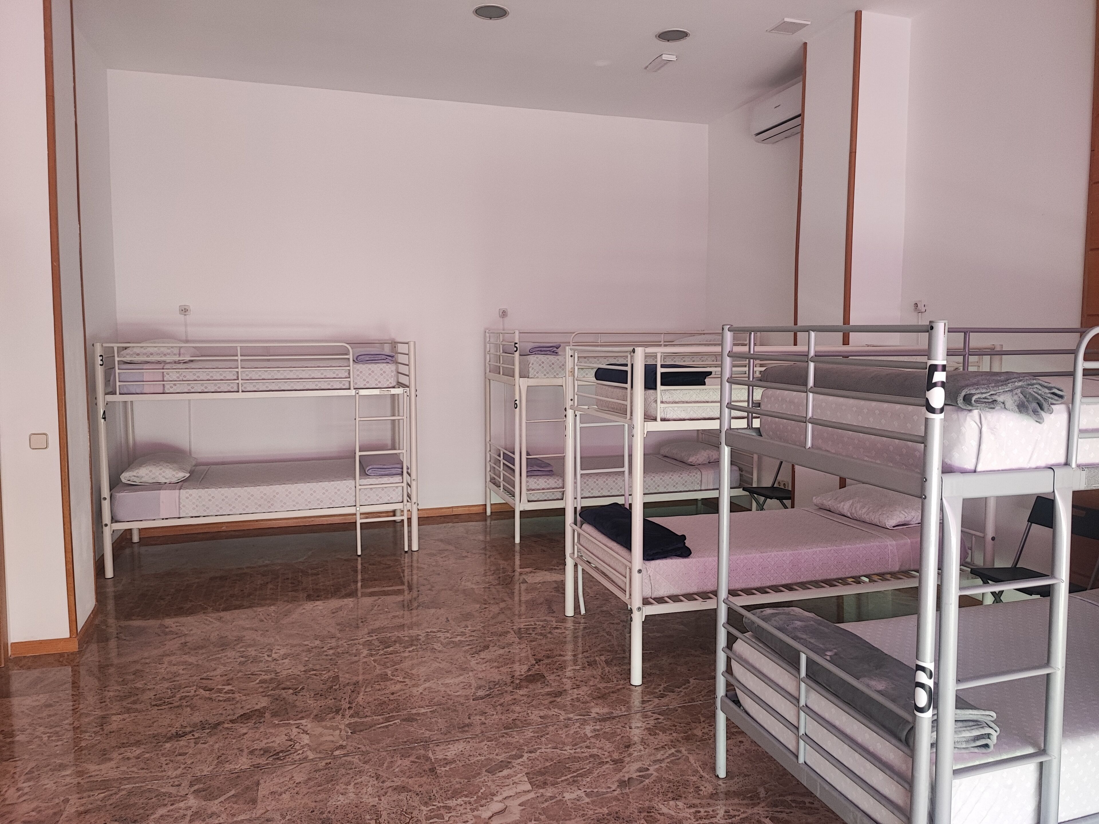 Basic Shared Dormitory Bed 1 | Sistema de insonorización y wifi gratis