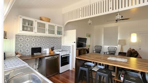 Fridge, microwave, oven, stovetop - Pandanus House - Esplanade Baragra (Bargara)