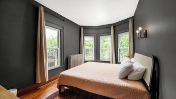 3 bedrooms, desk, iron/ironing board, travel crib