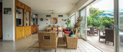 Comfort House, Pool View | Living area