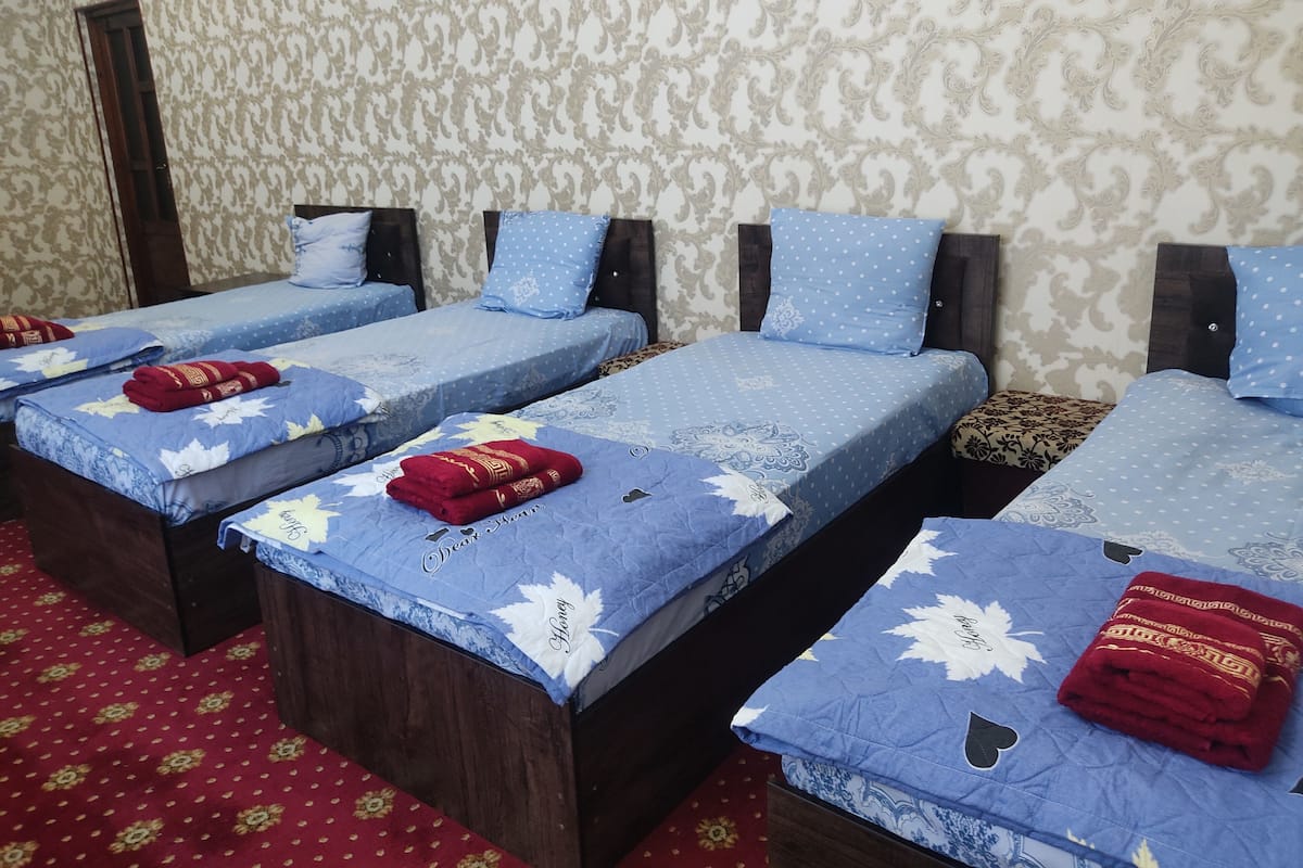Basic Quadruple Room | Peralatan tempat tidur hipoalergenik, gebar bulu kapas, meja 