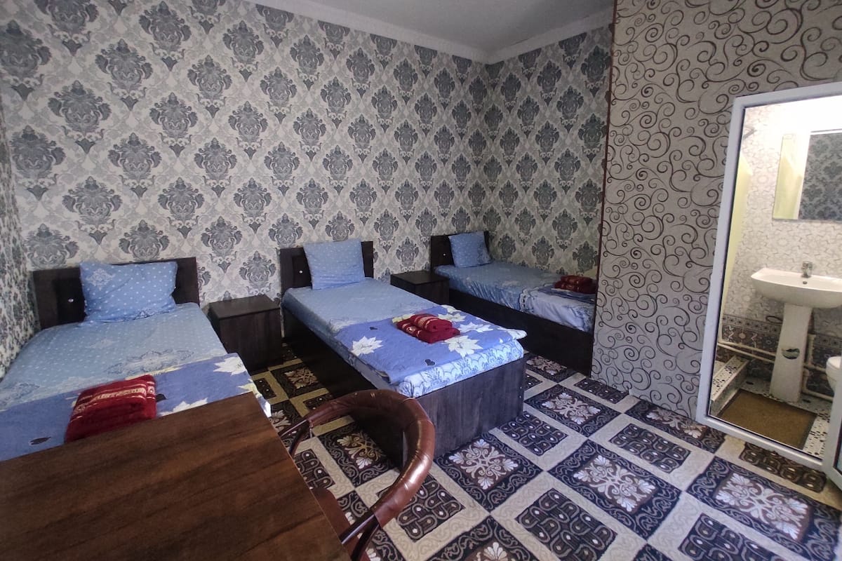 Basic Triple Room | Peralatan tempat tidur hipoalergenik, gebar bulu kapas, meja 