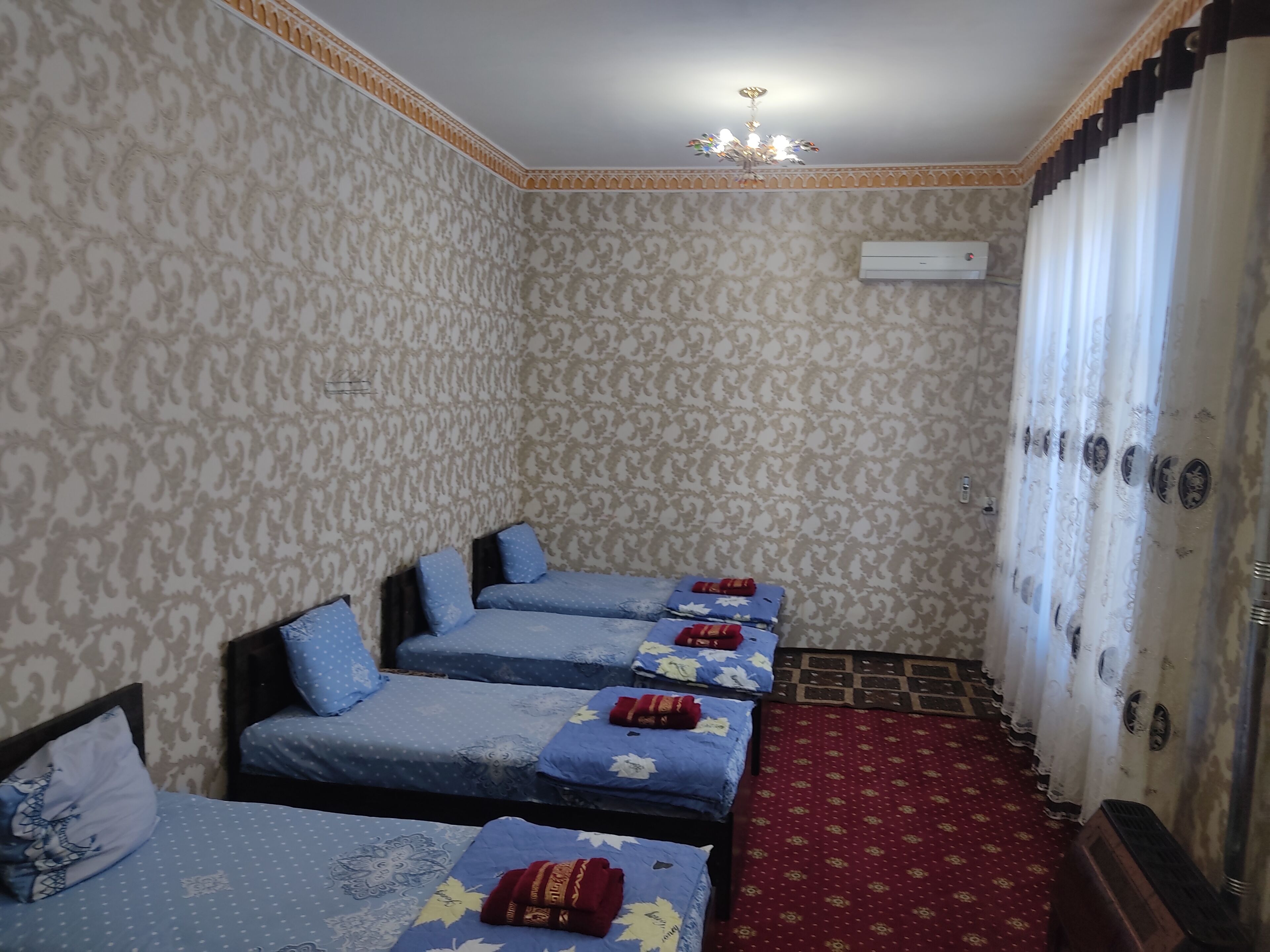 Basic-Vierbettzimmer | Allergikerbettwaren, Daunenbettdecken, Schreibtisch