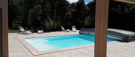 Una piscina techada, una piscina al aire libre