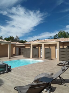 Innendørsbasseng og utendørsbasseng