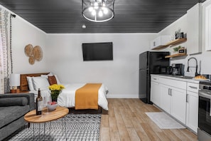1 habitación, tabla de planchar con plancha y cuna de viaje 