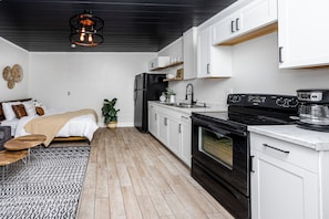 Een koelkast, een microgolfoven, een oven, een kookplaat