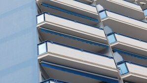 Een gebouw met meerdere verdiepingen en balkons.