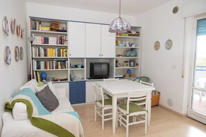 Living area - Seaside Apartment - 100 m from the beach with possibility of private parking space (San Benedetto del Tronto)