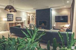 TV connectée, cheminée, chaîne hi-fi