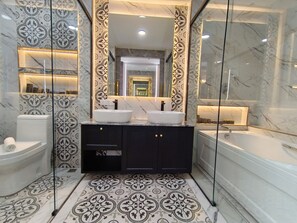 Suite ejecutiva, vista a la ciudad | Regadera en el baño