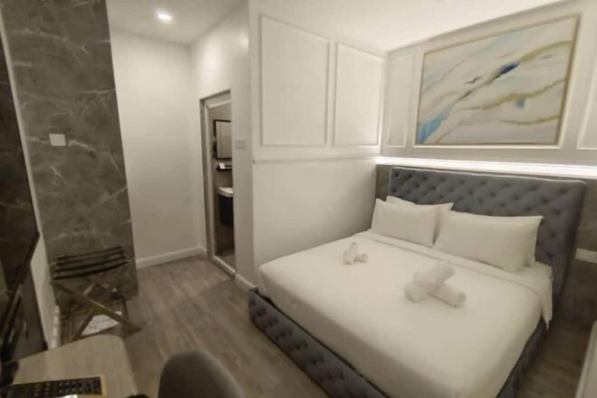 1 bedroom, premium bedding, down duvets, minibar