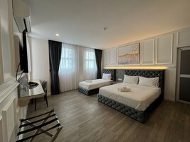 Ropa de cama de alta calidad, cubrecamas y minibar 
