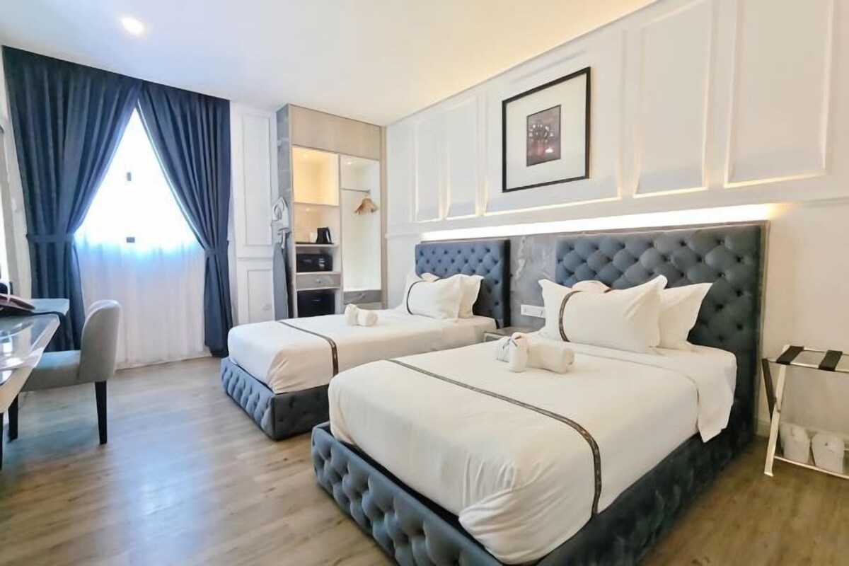 Premium bedding, down comforters, minibar, in-room safe