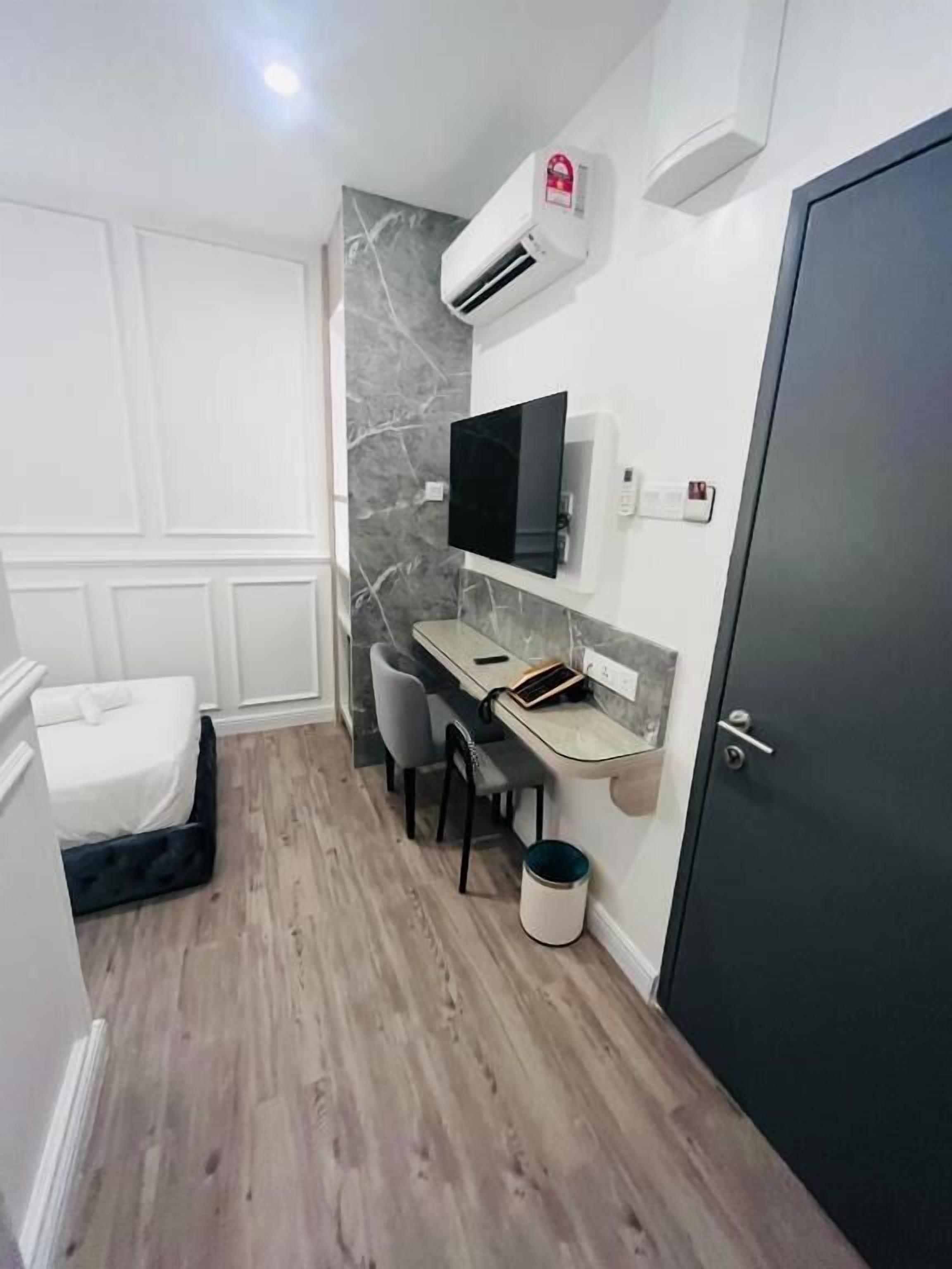 Ylelliset vuodevaatteet, untuvapeitot, minibaari, tallelokero huoneessa