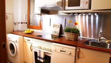 Frigorífico, microondas, horno y placa de cocina