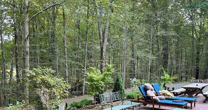 Nature's Nest - Indoor/Outdoor Forest Retreat; Fire Pit; Fireplace; onsite Brook