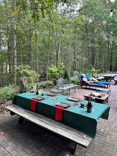 Nature's Nest - Indoor/Outdoor Forest Retreat; Fire Pit; Fireplace; onsite Brook