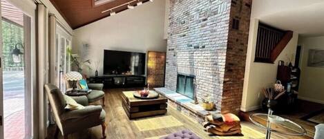 TV connectée, cheminée, jeux vidéo, livres