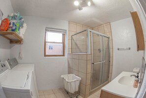 Chuveiro, bidê, toalhas de banho, sabonete