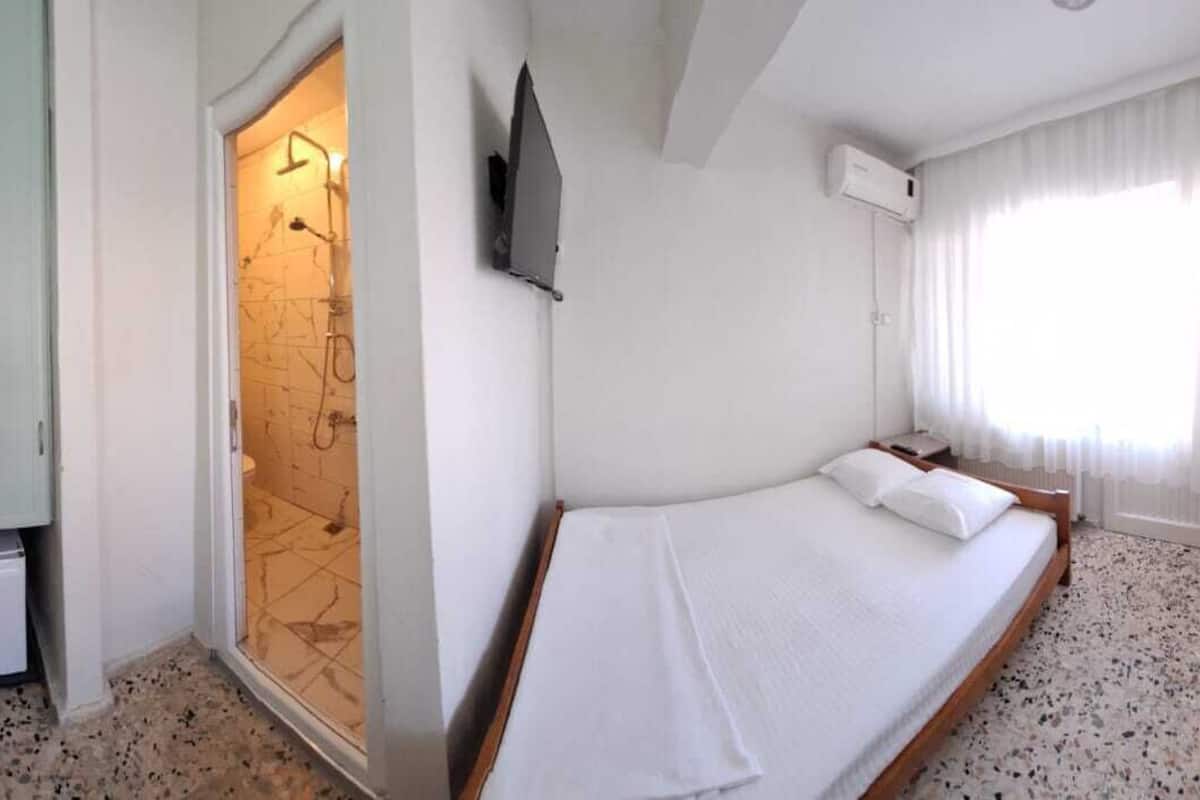 Egyptian cotton sheets, premium bedding, WiFi (free), bed sheets