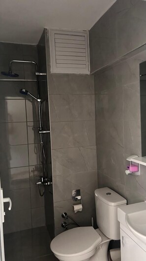 Family Room  | Badkamer | Een douche, pantoffels
