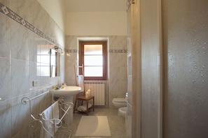 Douche, séchoir à cheveux, bidet, serviettes fournies