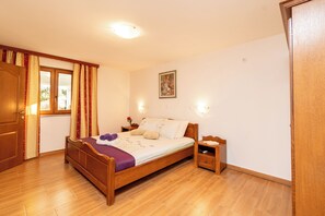 3 quartos, ferros/tábuas de passar roupa, Wi-Fi, roupa de cama