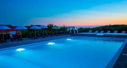 Rustico 3-bedroom apartment in enchanting Rovinj with XXL swimming poll