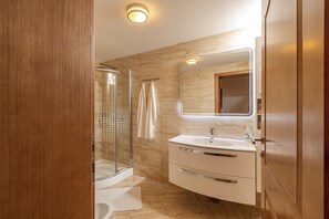 Dusche, Haartrockner, Bidet, Handtücher