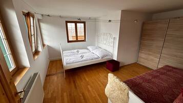 3 bedrooms, travel cot, WiFi, bed sheets